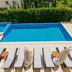Villa Secluded With Private Pool For Families